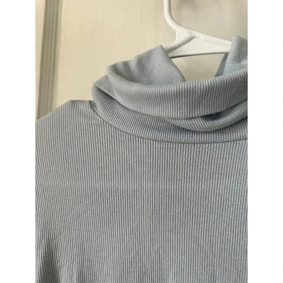 Old Navy Ultralite Women’s size x-small top - Picture 3 of 6